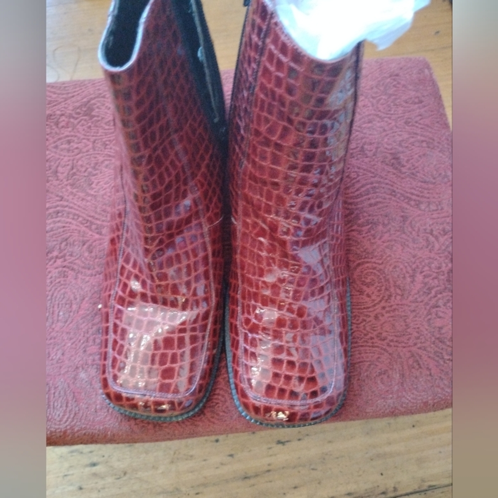 Women burgundy faux crocodile shoe boots sz  10